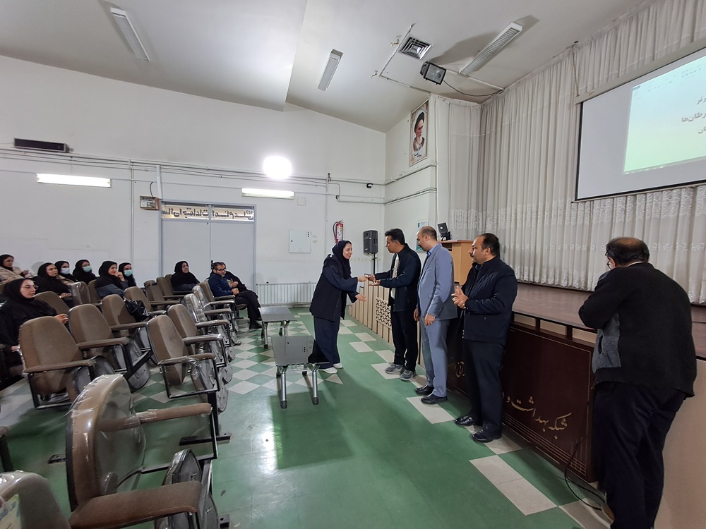 تقدیر از بهورزان و مراقبین سلامت برتر مرکز بهداشت استهبان در برنامه غربالگری سرطان&zwnj;های شایع