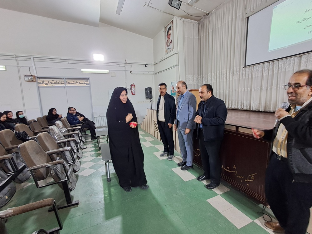 تقدیر از بهورزان و مراقبین سلامت برتر مرکز بهداشت استهبان در برنامه غربالگری سرطان&zwnj;های شایع