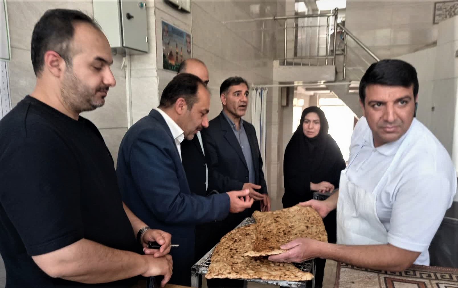 از اجرای طرح تولید و عرضه نان کامل در شهرستان استهبان بازدید شد.