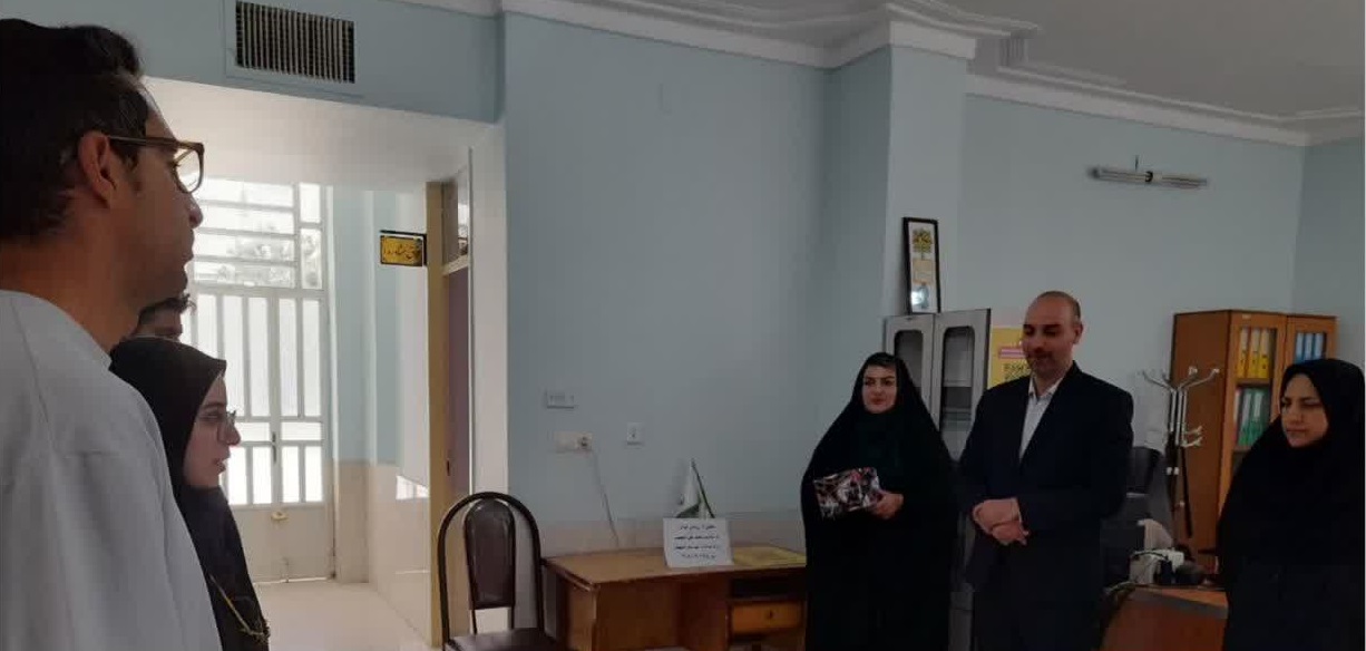 تجلیل رئیس شبکه بهداشت و درمان شهرستان استهبان از زوجین جوان در مرکز بهار نکو