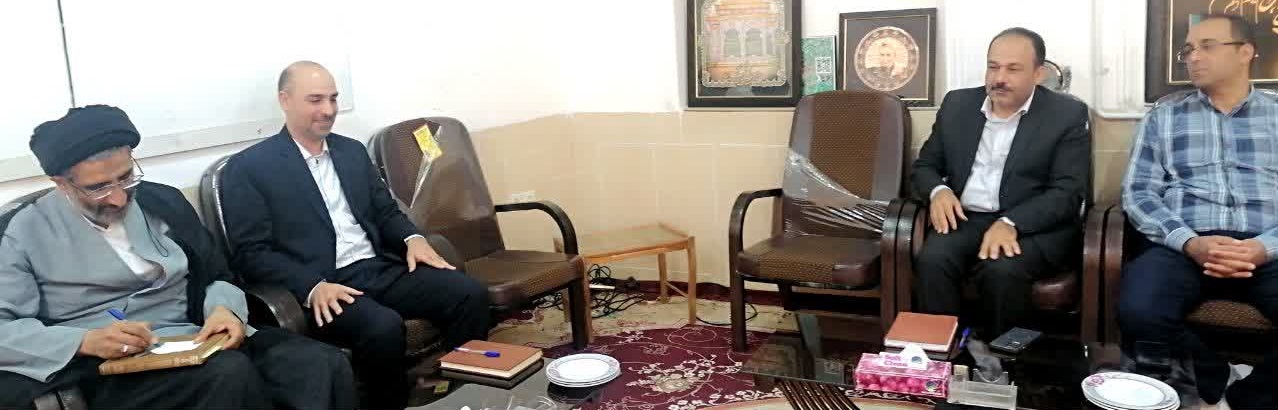 همزمان با روز ملی جمعیت: دیدار پرسنل مرکز بهداشت استهبان با امام&zwnj;جمعه شهرستان 