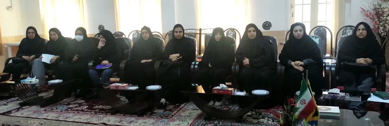 همزمان با روز ملی جمعیت: دیدار پرسنل مرکز بهداشت استهبان با امام&zwnj;جمعه شهرستان 