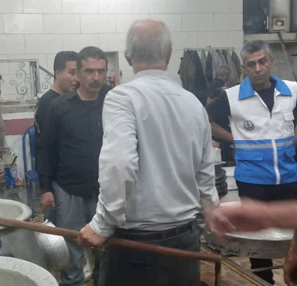 بازدید شبانهی تیم بهداشت محیط از آشپزخانههای هیئتهای مذهبی و مراکز تهیه و پخش نذورات، با محوریت نظارت و آموزش بهداشت مواد غذایی ویژهی تاسوعا و عاشورای حسینی