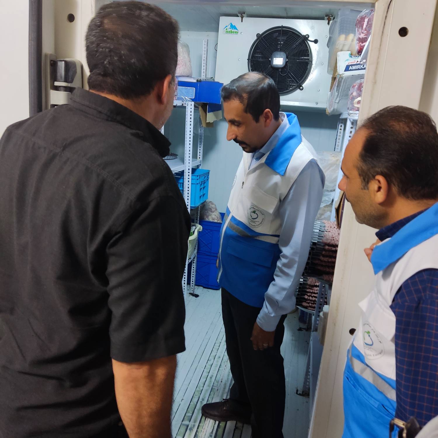 بازدید از مراکز عرضه مواد غذایی با تأکید بر کنترل بهداشتی در روزهای گرم سال