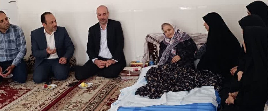 دیدار اعضای بسیج جامعه پزشکی شهرستان استهبان با خانواده شهید مهدی کارگر 