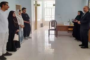 تجلیل رئیس شبکه بهداشت و درمان شهرستان استهبان از زوجین جوان در مرکز بهار نکو