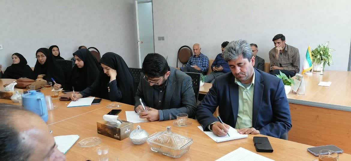 جلسه مشترک مرکز بهداشت شهرستان استهبان و اداره آموزش و پرورش